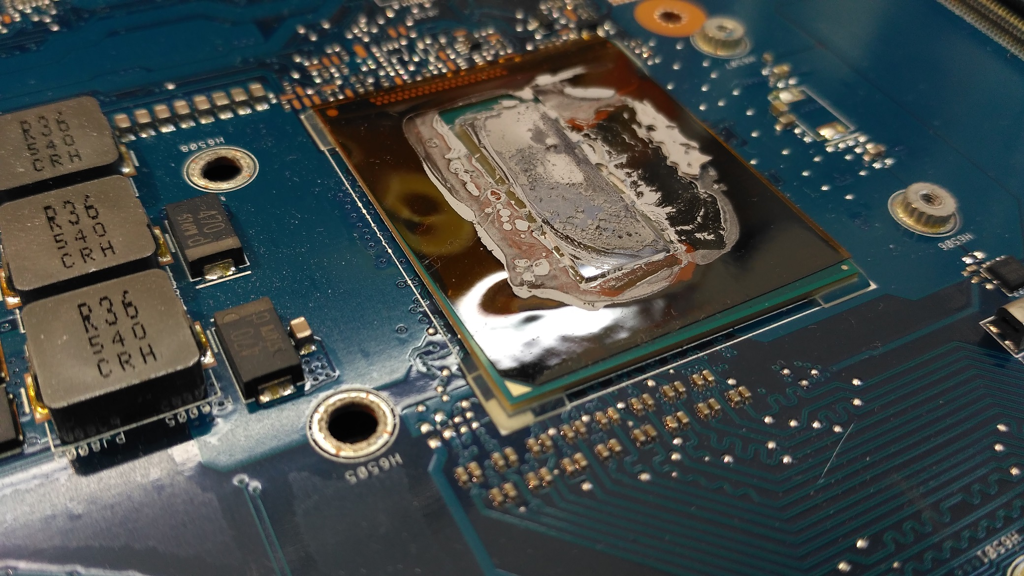 detail-CPU-Intel-s-původní-pastou