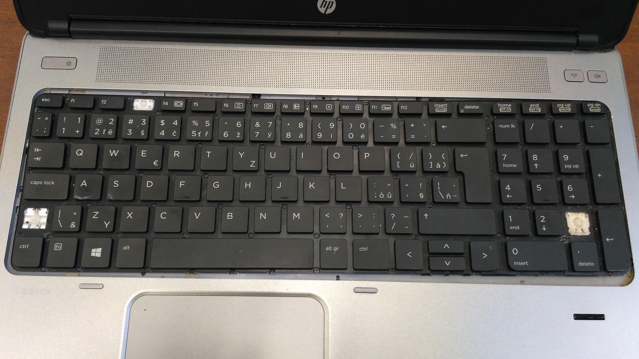 poškozená-klávesnice-notebooku-bez-mřížky