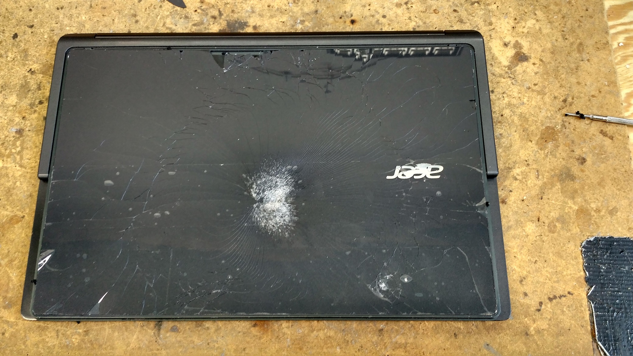 rozbité-zadní-krycí-sklo-notebooku