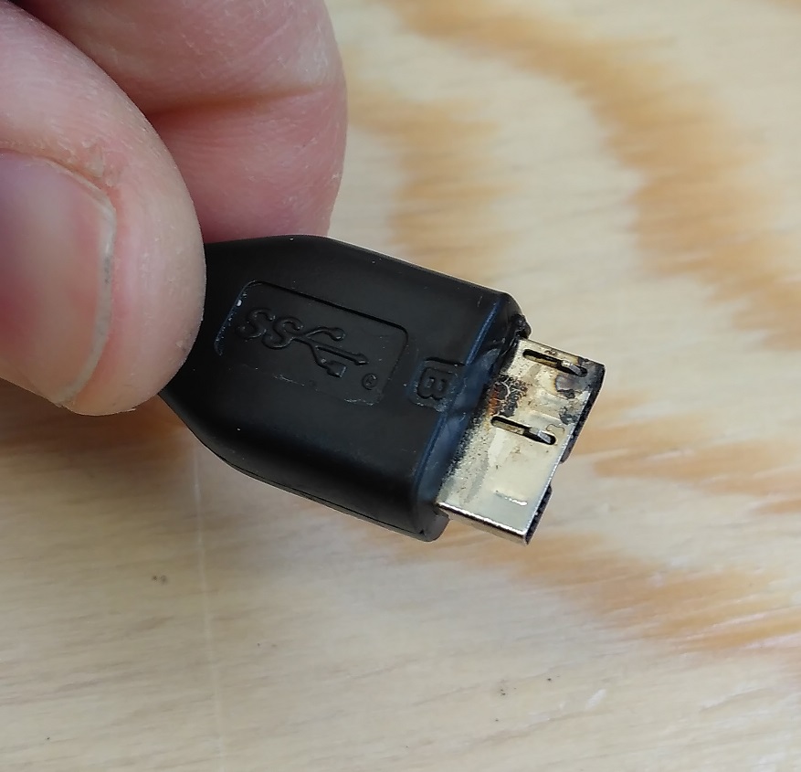 vyhořelý-USB-kabel