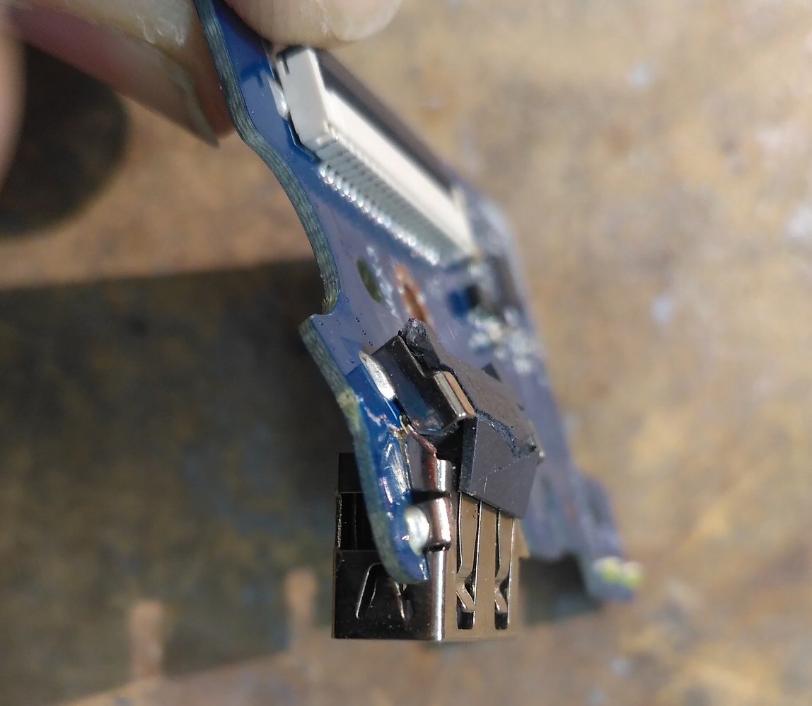 vylomený-USB-konektor